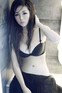 奚梦瑶何猷君带妹妹现身活动